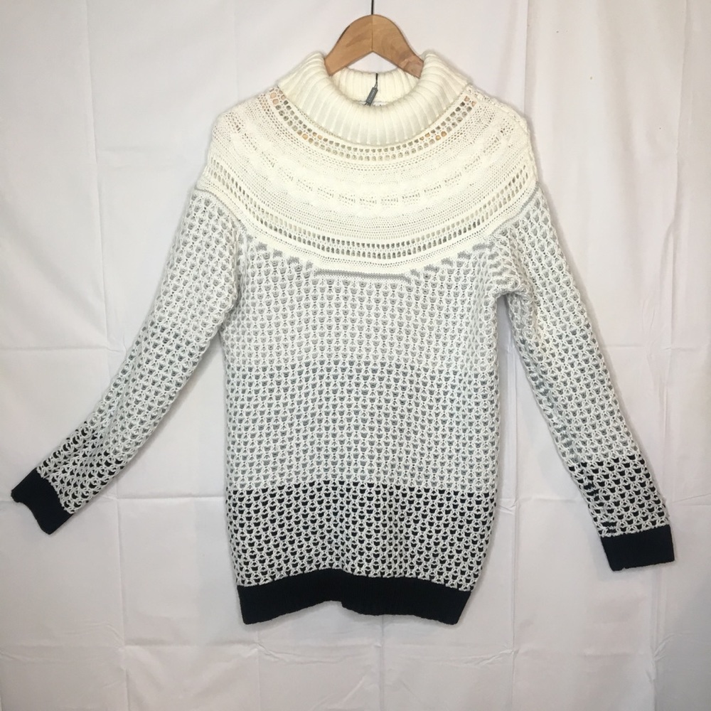 NWT Turtleneck Tunic Sweater - Black‎ white gray